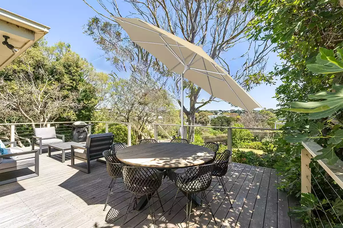 Tilt umbrella for outdoor patio
