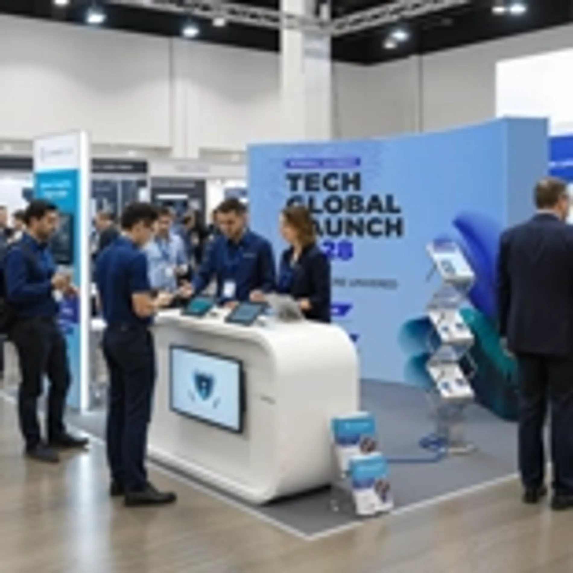Professional curved pop up display booth, featuring a modern counter and staff demonstrating digital products on tablets.